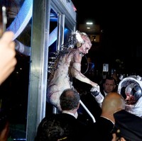 Berbeda dari tahun-tahun sebelumnya, Heidi memberi kesempatan kepada masyarakat untuk melihat proses persiapan kostum tersebut. Maka, sebuah jendela etalase toko Amazon di New York City dipiilih sebagai tempatnya memakai kostum tersebut.  Foto: dok. Getty Images