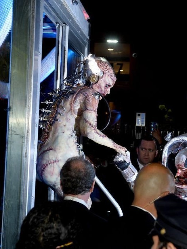 Berbeda dari tahun-tahun sebelumnya, Heidi memberi kesempatan kepada masyarakat untuk melihat proses persiapan kostum tersebut. Maka, sebuah jendela etalase toko Amazon di New York City dipiilih sebagai tempatnya memakai kostum tersebut.  Foto: dok. Getty Images