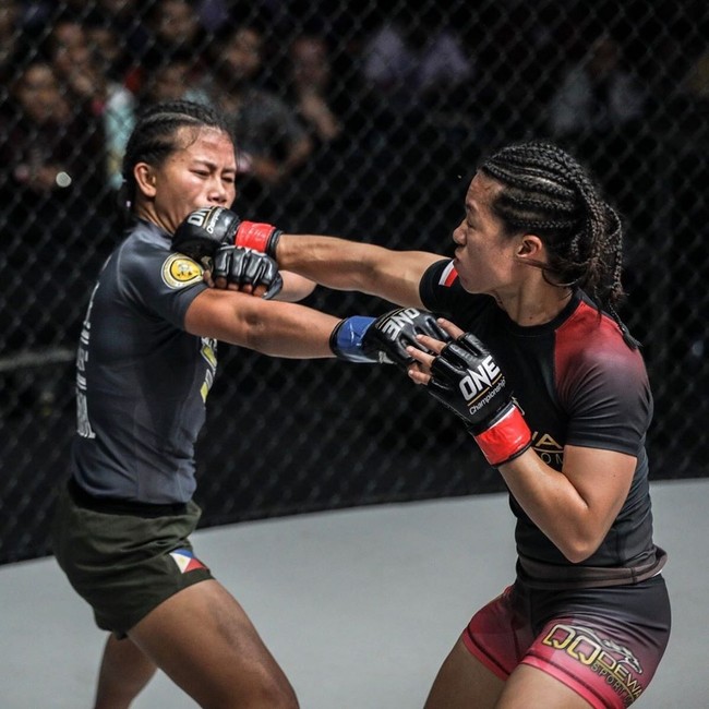 Tati yang sempat mengenyam bangku kuliah di BSI dengan jurusan Manajemen Informatika mengatakan awalnya mendapatkan penolakan dari ibunya saat baru mencoba menjadi atlet MMA. Sang ibu tidak tega melihat wajah Tati bengkak dan dipukuli oleh lawan. Foto: Dok. Instagram @hertati88