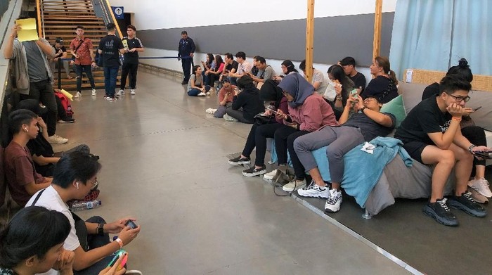 Antrean pembeli produk MARKERAD, kolaborasi IKEA dan Virgil Abloh. Foto: Dok. IKEA Antrean pembeli produk MARKERAD, kolaborasi IKEA dan Virgil Abloh. Foto: Dok. IKEA