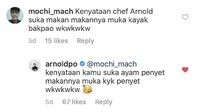Nggak kalah kocak! Netizen yang mengomentari chef Arnold mirip bakpao malah dikatai balik. Katanya netizen itu suka ayam penyet makanya mukanya mirip penyet. Ada-ada saja! Foto: Twitter