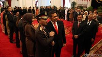 Jaksa Agung ST Burhanuddin memberikan selamat kepada Kapolri Idham Azis usai dilantik oleh Presiden Joko Widodo.