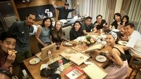 Berlibur ke Bali, Paundra bersama para teman, kerabat, dan koleganya asyik makan pizza untuk menu makan malam mereka. Foto: @gphpaundrakarna1