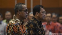 Direktur Jenderal (Dirjen) Pajak yang baru Suryo Utomo (kiri) bersama pejabat lama Robert Pakpahan (kanan) bersiap melakukan serah terima jabatan. ANTARA FOTO/Nova Wahyudi.