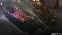 Peti Mati?! Ya tempat tidur ini berbentuk seperti peti mati. Lebih tepatnya seperti peti mati yang ada di film-film drakula. Istimewa/Boredpanda.
