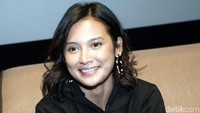 Indah Permatasari hanya tersenyum saat ditanya soal berita kisah asmaranya dengan Arie Kriting yang tak disetujui. Tak ada jawaban hingga ia kabur dari lokasi. Foto: Palevi S/detikFoto