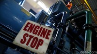 Petugas PLN sedang memeriksa mesin diesel di kawasan PLTD Sei Bilal, Kabupaten Nunukan, Kalimantan Utara.