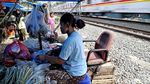 Pasar Gaplok di Pinggir Rel Kereta Api yang Melegenda