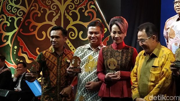 Penghargaan UI Awarding Night diterima Wapimred detikcom, Elvan Dany Sutrisno (kedua dari kiri).
