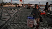 Saat berkunjung ke Taman Berlabuh tak perlu takut lapar maupun haus, pasalnya di sana ada sejumlah pedagang yang siap menjajakan berbagai makanan maupun minuman bagi pengunjung yang datang ke kawasan tersebut.