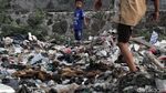 Ih..Jorok, Bermain Bola di Sekitar Tumpukan Sampah