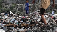 Terlihat banyak sekali tumpukan sampah di lahan itu.