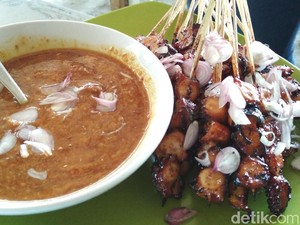 Menikmati Gurih Kenyal Sate Gurita di Tepi Pantai Jolosutro