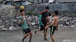 Ih..Jorok, Bermain Bola di Sekitar Tumpukan Sampah