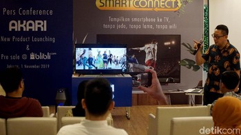 Permasalahan tersebut coba diatasi Akari melalui TV SmartConnect, di mana TV ini dapat terhubung dengan perangkat smartphone, di mana koneksi tersebut jadi kunci agar smart TV jadi tidak mubazir kecanggihanya.