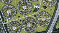 Setiap rumahnya memiliki halaman yang luas dengan bentuk sedikit mengerucut. Setiap rumah memilik lahan yang bentuknya tampak seperti potongan kue pai. Boredpanda/Google Earth.