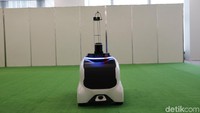 Di bagian matanya ada sensor yang mengikuti pergerakan official, bisa ke kiri atau ke kanan. Jadi si robot akan fokus mengikuti official, mengunci pergerakan official tadi meski banyak orang di lapangan.
