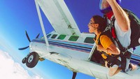 Wanita ini juga suka aktivitas menantang adrenalin. Lihatlah aksinya skydiving di Hawaii (pindapandaonly/Instagram)