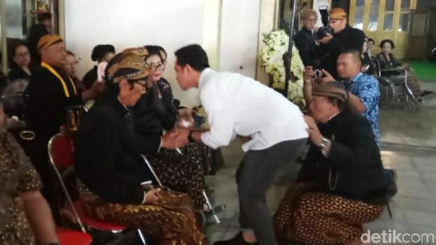 Gibran Rakabuming bertemu dengan Achmad Purnomo saat melayat keluarga Keraton Solo.