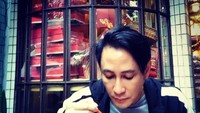  Makanan favoritnya ada lumpia, lalu setelah itu makan dawet yang ada di pinggir jalan. Foto: @gphpaundrakarna1