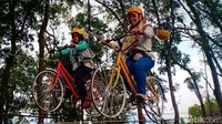 Namun jika ingin menikmati beberapa jenis wahana di dalamnya, mesti disiapkan sedikit tambahan dana. Semisal untuk menjajal wahana sepeda gantung, ongkos per kepala sebesar Rp 15 ribu (Purwo Sumodiharjo/detikcom)