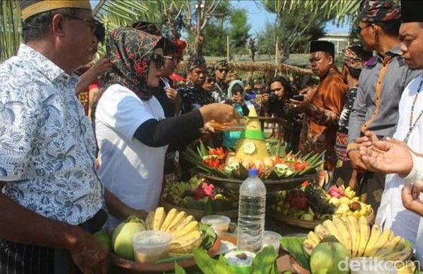 Acara diawali dengan pemotongan tumpeng dan makan bersama masyarakat Gili Trawangan. Kemudian dilanjutkan dengan acara inti yaitu mandi bersama untuk membersihkan diri di laut. (Harianto Nukman/detikTravel) Acara diawali dengan pemotongan tumpeng dan makan bersama masyarakat Gili Trawangan. Kemudian dilanjutkan dengan acara inti yaitu mandi bersama untuk membersihkan diri di laut. (Harianto Nukman/detikTravel)