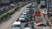 Proyek galian tersebut menghabiskan satu lajur jalan.