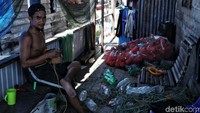 Botol tersebut diikatkan pada tambang.