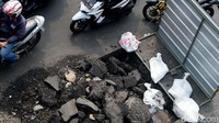 Tahap proyek ini sendiri baru pada tahap penghancuran aspal jalan.