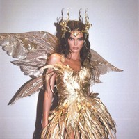 Beginilah penampilan seksinya saat bertransformasi menjadi forest fairy atau peri hutan. Kendall mengenakan dress mini bertekstur fringe warna emas, lengkap dengan sayap. Kendall melengkapi gayanya dengan headpiece yang senada dengan busananya.  Foto: dok. Instagram @kendalljenner