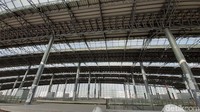 Bila dilihat, stasiun ini cukup mirip dengan Terminal 3 Bandara Soekarno-Hatta di Indonesia.