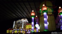 Taman lampion memiliki luasan sekitar 1,9 hektare. Wisata malam bertema taman lampion dilatarbelakangi karena masih minimnya tempat wisata malam untuk keluarga. (Sudirman Wamad/detikTravel)