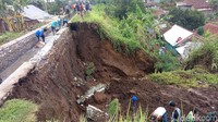 Tanggul irigasi di Kelurahan Parakancanggah RT 4 RW 1, Banjarnegara jebol pagi tadi.