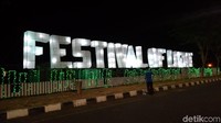 Festival of Light bisa disebut juga taman lampion. Lokasinya berada di area Grage City Kota Cirebon, Jawa Barat. Konsep taman lampion di festival tersebut terbilang unik, lebih menonjolkan hewan purbakala. (Sudirman Wamad/detikTravel)