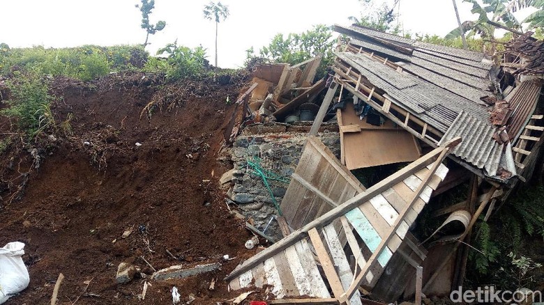 Tanggul Irigasi Jebol Timpa 2 Rumah di Banjarnegara, 1 Orang Tewas Tanggul Irigasi Jebol Timpa 2 Rumah di Banjarnegara, 1 Orang Tewas