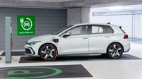 Sementara itu untuk Varian GTE memliki desain yang sedikit berbeda sebagai jenis plugin hybrid di mana fasia lebih sporty dengan bumper sarang lebah. Ada juga charging port di fender depan dan side skirt. Foto: Pool (carscoops)