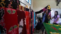Dayak Taghol memiliki corak khas yaitu gambar empat garis membentuk tameng yang berarti ketahanan.