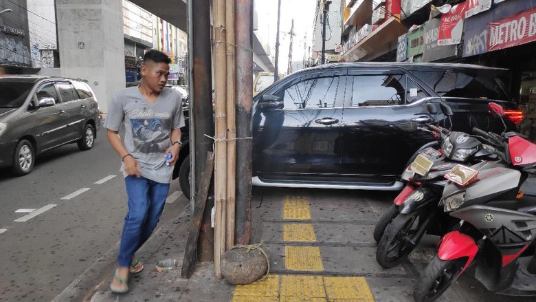Duh! Trotoar Jalan Fatmawati Jadi Tempat Parkir hingga PKL Duh! Trotoar Jalan Fatmawati Jadi Tempat Parkir hingga PKL