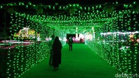 Festival of Light punya yakni adanya taman buah yang terbuat dari lampion dan terowongan dari lampu warna-warni. (Sudirman Wamad/detikTravel)