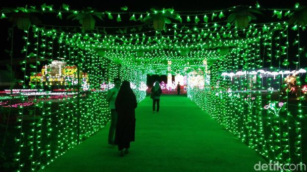 Akhir Pekan di Cirebon Bertabur Cahaya Lampion