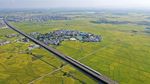 Momen Indah Peluru Raksasa Melintas di Antara Hamparan Sawah