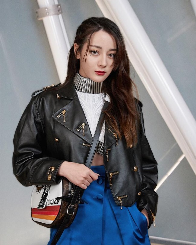 Aktris cantik dari China Dilraba Dilmurat terbang ke Seoul untuk menghadiri acara tersebut. Ia tampil edgy dengan padanan crop top dan jaket kulit. Foto: dok. Twitter Louis Vuitton
