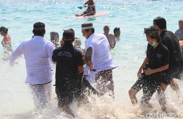 Rebo Bontong ini sebagai momentum untuk membersihkan diri dan menyambung silaturahmi. (Harianto Nukman/detikTravel) Rebo Bontong ini sebagai momentum untuk membersihkan diri dan menyambung silaturahmi. (Harianto Nukman/detikTravel)