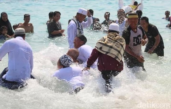 Rebo Bontong tahun ini merupakan acara penutup dari rangkaian acara Festival Gili Trawangan 2019 yang baru-baru ini digelar. (Harianto Nukman/detikTravel) Rebo Bontong tahun ini merupakan acara penutup dari rangkaian acara Festival Gili Trawangan 2019 yang baru-baru ini digelar. (Harianto Nukman/detikTravel)