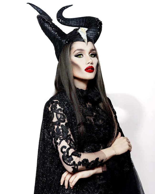 Penampilan Cinta Laura menjadi Maleficent ini menuai banyak pujian. Makeup artist Bubah Alfian dianggap sukses membuat Cinta benar-benar mirip dengan sosok Maleficent yang diperankan Angelina Jolie. Foto: @cintakiehl