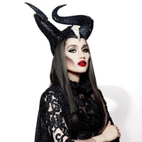 Penampilan Cinta Laura menjadi Maleficent ini menuai banyak pujian. Makeup artist Bubah Alfian dianggap sukses membuat Cinta benar-benar mirip dengan sosok Maleficent yang diperankan Angelina Jolie. Foto: @cintakiehl