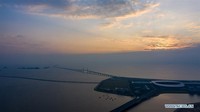 Jembatan itu dibangun dengan biaya sekitar US$ 20 miliar. Foto: Dok. Xinhua/Cheong Kam Ka