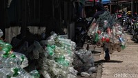 Warga membawa alat panen rumput laut dari botol bekas plastik di kawasan Desa Mamolo, Kabupaten Nunukan, Kalimantan Utara, Minggu (6/10).