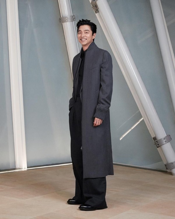 Curi Perhatian, Gong Yoo Tampil Serba Hitam di Event Louis Vuitton