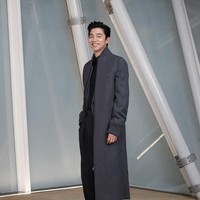 Cukup lama tak terlihat di layar kaca, kehadiran Gong Yoo pun cukup dinanti di acara tersebut. Gong Yoo pun tampil dengan gaya klasik dengan setelan hitam dan jubah berpotongan sleek. Foto: dok. Twitter Louis Vuitton